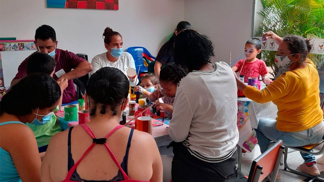 Actividad elaboración de porta lapiceros - Sala Familiar Hospital General de Medellín